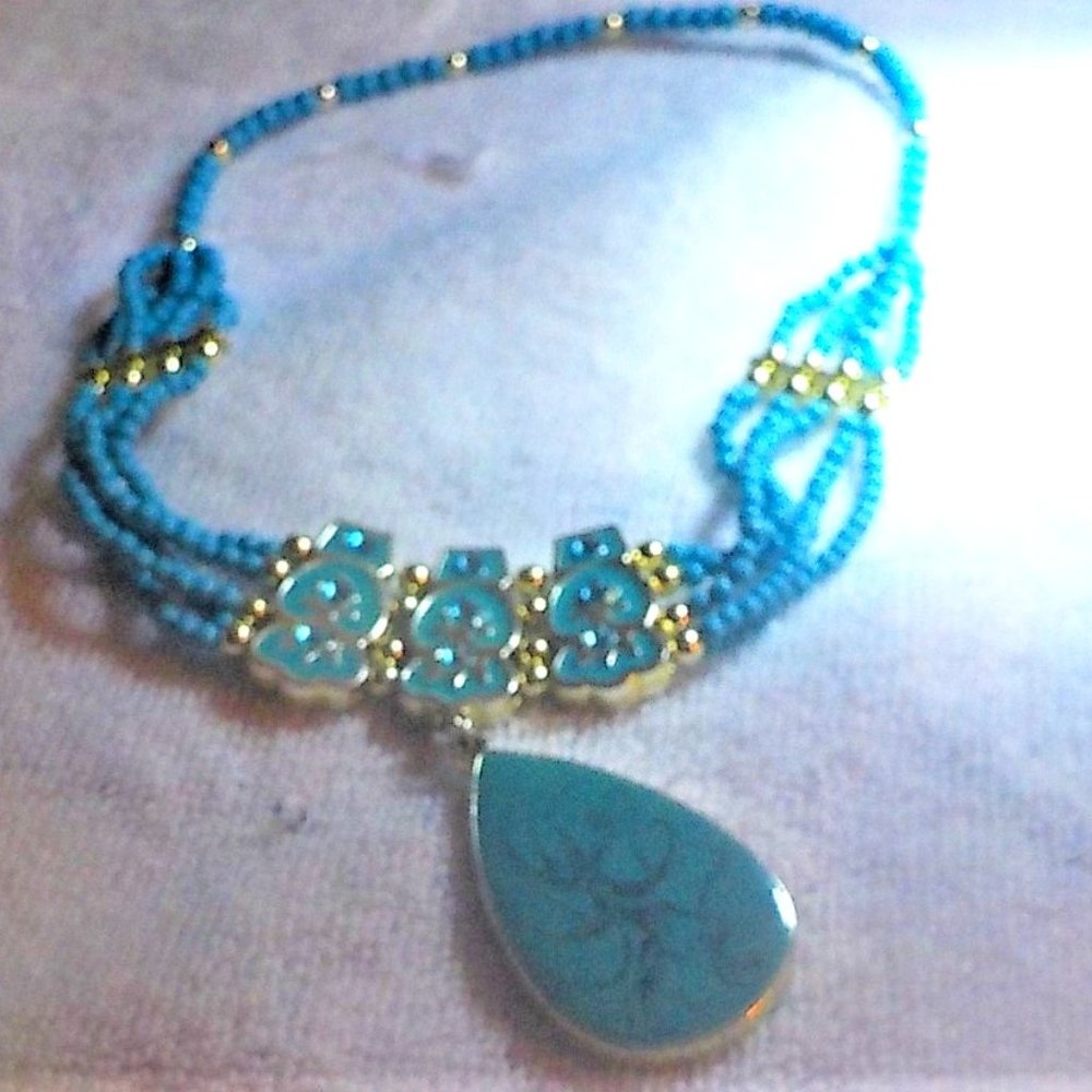 FABLOUS WALT DISNEY PRINCESS NECKLACE STRETCHY  PLASTIC